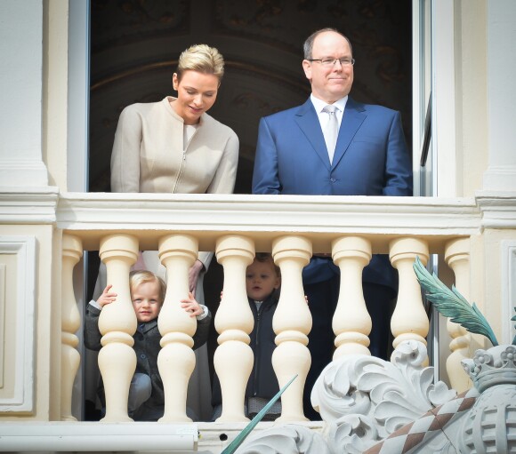 Le prince Albert II de Monaco et la princesse Charlene au balcon du palais princier avec le prince Jacques et la princesse Gabriella lors de la procession de la Sainte Dévote à Monaco le 27 janvier 2017. © Michael Alesi / Bestimage