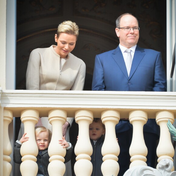 Le prince Albert II de Monaco et la princesse Charlene au balcon du palais princier avec le prince Jacques et la princesse Gabriella lors de la procession de la Sainte Dévote à Monaco le 27 janvier 2017. © Michael Alesi / Bestimage