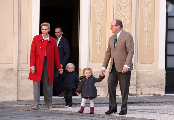 Le prince Albert II de Monaco et la princesse Charlene lors de la distribution de cadeaux aux enfants monégasques au palais princier le 14 décembre 2016. © Dominique Jacovides / Bestimage