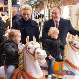 Le prince Albert II de Monaco et la princesse Charlene avec le prince Jacques et la princesse Gabriella lors de l'inauguration du Village de Noël à Monaco le 3 décembre 2016. © Eric Mathon/Palais Princier/Pool restreint Monaco/Bestimage