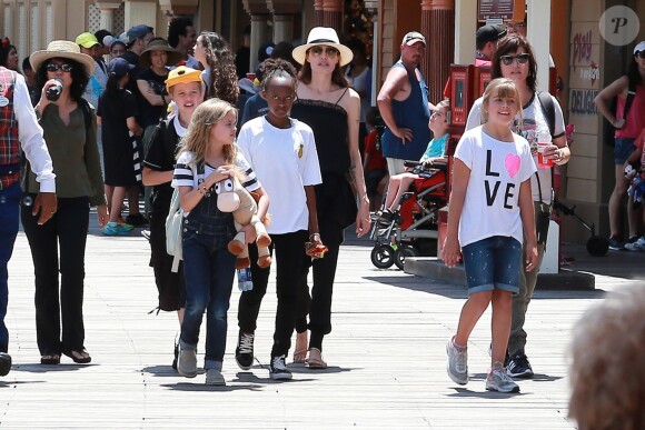 Angelina Jolie passe la journée à Disneyland pour fêter l'anniversaire des jumeaux Knox et Vivienne (9 ans) à Anaheim. Le 12 juillet 2017