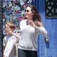 Exclusif - Angelina Jolie fait du shopping avec son fils Knox Leon Jolie-Pitt à Los Angeles. le 7 juillet 2017