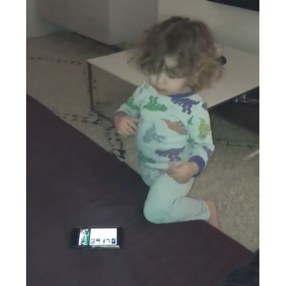 Le petit Adam (né en 2014), fils benjamin de Vitaa et de son époux Hicham, dans une vidéo publiée sur Instagram le 21 juin 2017