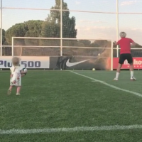 Antoine Griezmann et sa fille Mia, 1 an : Moment complice sur le terrain de foot