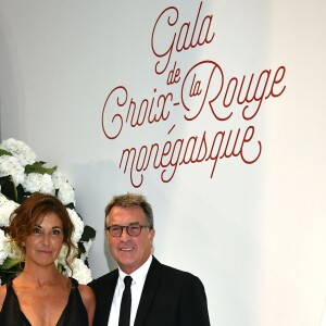 François Cluzet et sa femme Narjiss lors du 69e Gala de la Croix-Rouge monégasque dans la Salle des Étoiles du Sporting à Monaco, le 28 juillet 2017. © Bruno Bebert/Bestimage