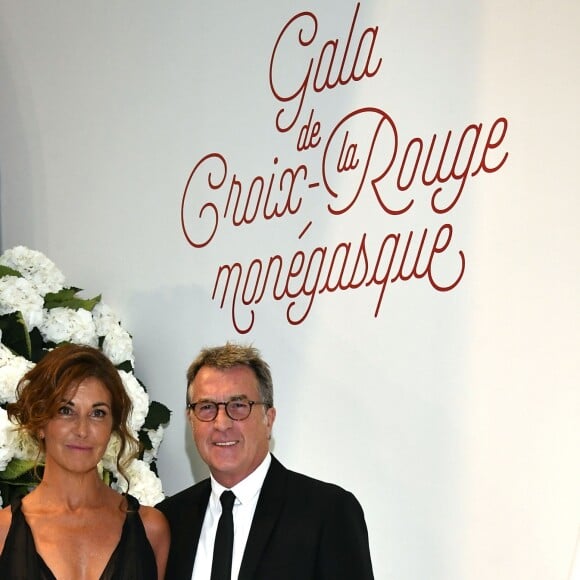 François Cluzet et sa femme Narjiss lors du 69e Gala de la Croix-Rouge monégasque dans la Salle des Étoiles du Sporting à Monaco, le 28 juillet 2017. © Bruno Bebert/Bestimage