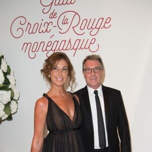 François Cluzet et sa femme Narjiss lors du 69e Gala de la Croix-Rouge monégasque dans la Salle des Étoiles du Sporting à Monaco, le 28 juillet 2017. © Palais Princier / Pierre Villard / Monte-Carlo Société des Bains de Mer via Bestimage