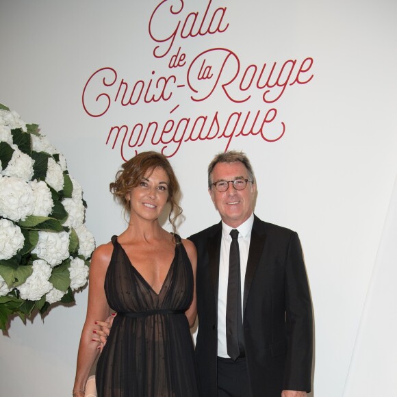 François Cluzet et sa femme Narjiss lors du 69e Gala de la Croix-Rouge monégasque dans la Salle des Étoiles du Sporting à Monaco, le 28 juillet 2017. © Palais Princier / Pierre Villard / Monte-Carlo Société des Bains de Mer via Bestimage