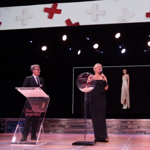 François Cluzet, Elhadj As Sy et Maïtena Biraben lors de la tombola du 69e Gala de la Croix-Rouge monégasque dans la Salle des Étoiles du Sporting à Monaco, le 28 juillet 2017. © Palais Princier / Pierre Villard / Monte-Carlo Société des Bains de Mer via Bestimage