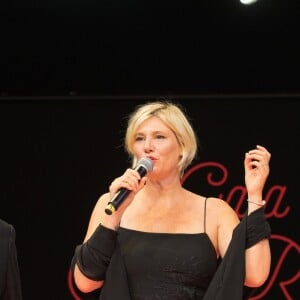 François Cluzet et Maïtena Biraben lors de la tombola du 69e Gala de la Croix-Rouge monégasque dans la Salle des Étoiles du Sporting à Monaco, le 28 juillet 2017. © Palais Princier / Pierre Villard / Monte-Carlo Société des Bains de Mer via Bestimage