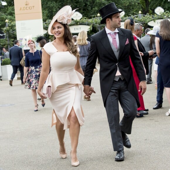 Kelly Brook et son fiancé Jeremy Parisi lors de la 5ème journée des courses hippiques "Royal Ascot" à Ascot, Royaume-Uni, le 24 juin 2017.