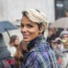 La chanteuse Shy'm quitte le défilé de mode "Véronique Leroy", collection prêt-à-porter Automne-Hiver 2017-2018 au palais de Tokyo à Paris le 4 mars 2017.