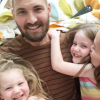 Ross Blair, Holly Matthews avec leurs filles Brooke (6 ans) et Texas (4 ans) sur une photo publiée sur Instagram le 11 juin 2017