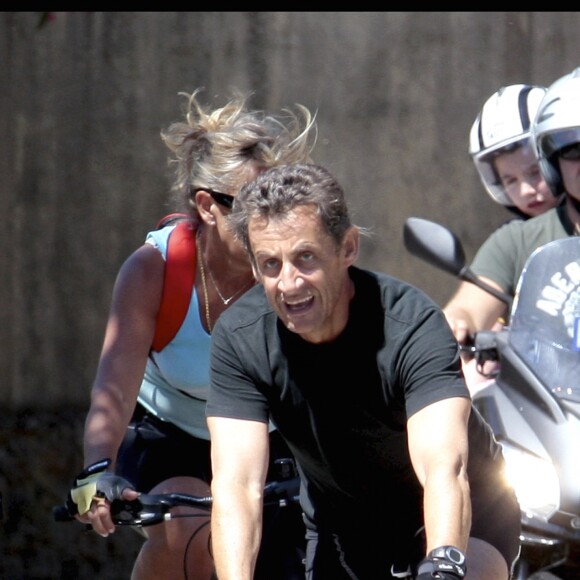 Nicolas Sarkozy et son fils Jean font du vélo autour du Cap Nègre en août 2010. Dominique Jacovides - Bestimage