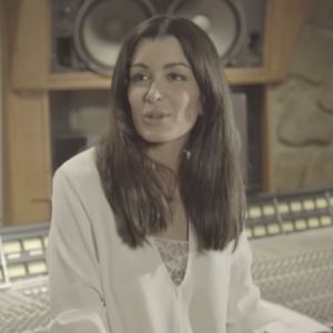 Jenifer et Kids United enregistrant en duo la reprise du tube "Au Soleil" qui paraîtra sur le prochain album du groupe, "Forever United", disponible le 18 août 2017