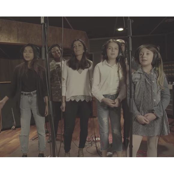 Jenifer et Kids United enregistrant en duo la reprise du tube "Au Soleil" qui paraîtra sur le prochain album du groupe, "Forever United", disponible le 18 août 2017