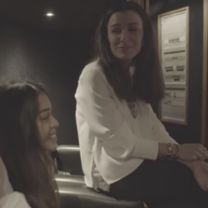 Jenifer et Kids United enregistrant en duo la reprise du tube "Au Soleil" qui paraîtra sur le prochain album du groupe, "Forever United", disponible le 18 août 2017