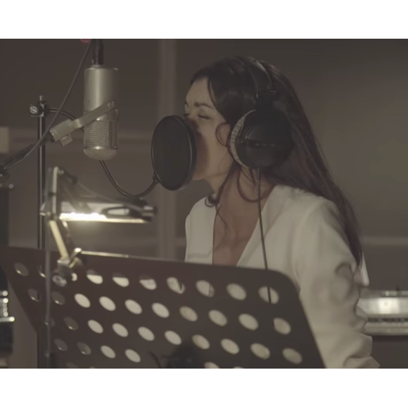 Jenifer et Kids United enregistrant en duo la reprise du tube "Au Soleil" qui paraîtra sur le prochain album du groupe, "Forever United", disponible le 18 août 2017