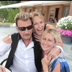 Estelle Lefébure, Luana Belmondo et Johnny Hallyday au baptême de Joy en Suisse en 2009