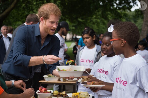 Le prince Harry lors de sa visite avec des enfants du camp d'été centre de loisirs Newham Council's à Central Park à Londres, le 28 juillet 2017.