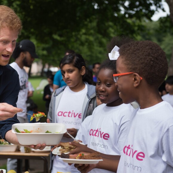 Le prince Harry lors de sa visite avec des enfants du camp d'été centre de loisirs Newham Council's à Central Park à Londres, le 28 juillet 2017.