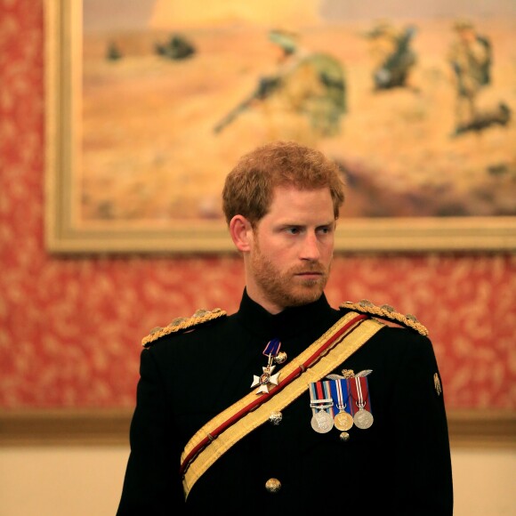 Le prince Harry en visite à la Royal Air Force pour le 75ème anniversaire. A cette occasion, il a rencontré des écoliers et des familles de militaires. Il a également présenté la "Firmin Sword of Peace". Le 20 juillet 2017