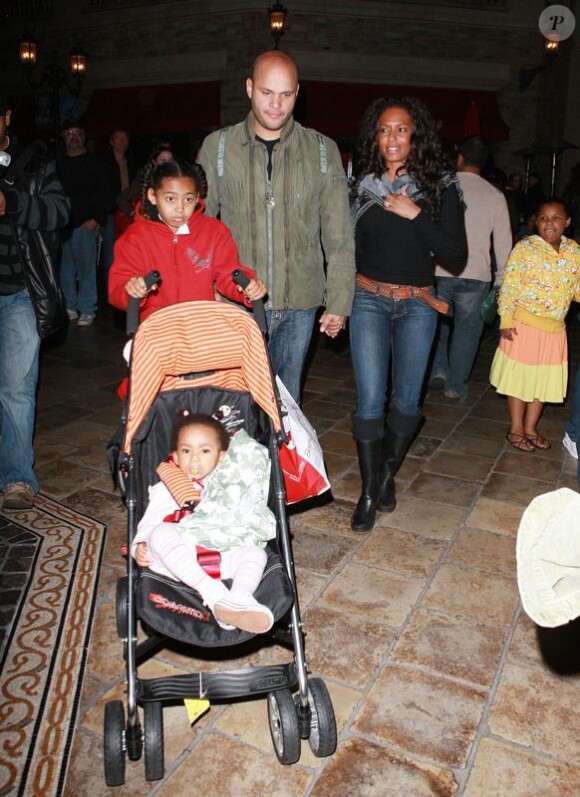 Mel B, son mari Stephen Belafonte, leurs filles Phoenix Chi et Iris Angel à Los Angeles le  12/12/2008
 