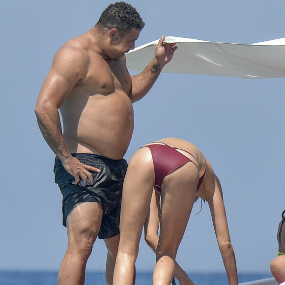 Exclusif - L'ancien footballeur brésilien Ronaldo Luis Nazario de Lima et sa compagne Celina Locks passent leurs vacances sur un yacht à Ibiza, Espagne, le 5 août 2017.