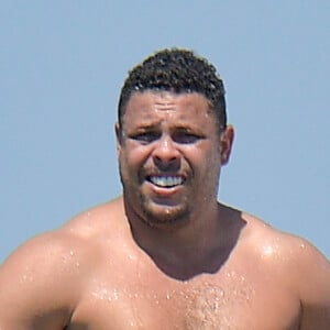 Exclusif - L'ancien footballeur brésilien Ronaldo Luis Nazario de Lima et sa compagne Celina Locks passent leurs vacances sur un yacht à Ibiza, Espagne, le 5 août 2017.