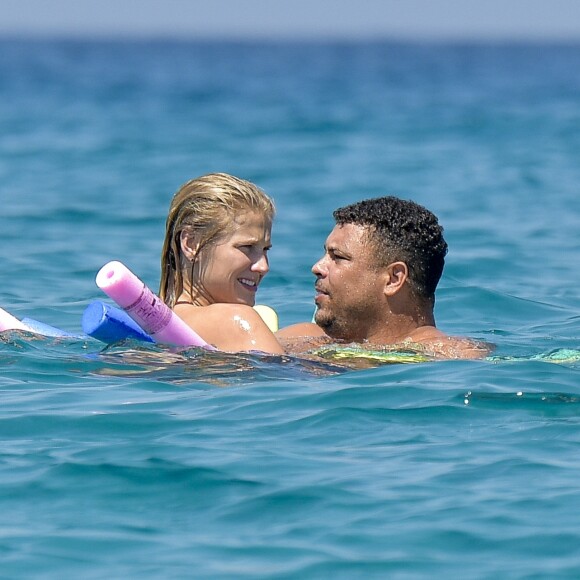 Exclusif - L'ancien footballeur brésilien Ronaldo Luis Nazario de Lima et sa compagne Celina Locks passent leurs vacances sur un yacht à Ibiza, Espagne, le 5 août 2017.