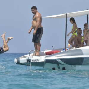 Exclusif - L'ancien footballeur brésilien Ronaldo Luis Nazario de Lima et sa compagne Celina Locks passent leurs vacances sur un yacht à Ibiza, Espagne, le 5 août 2017.