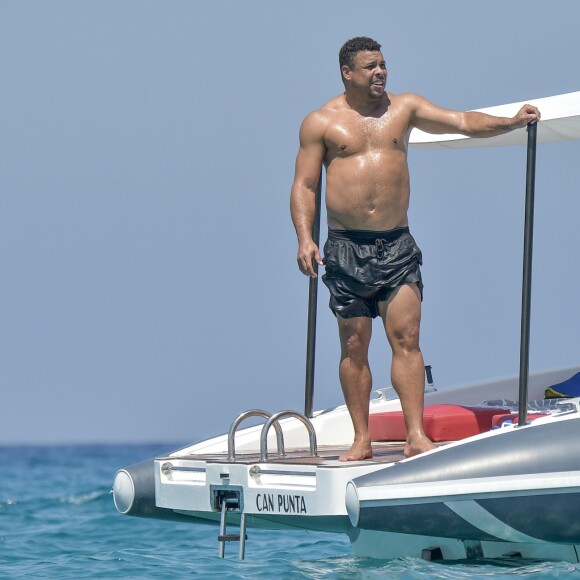 Exclusif - L'ancien footballeur brésilien Ronaldo Luis Nazario de Lima et sa compagne Celina Locks passent leurs vacances sur un yacht à Ibiza, Espagne, le 5 août 2017.