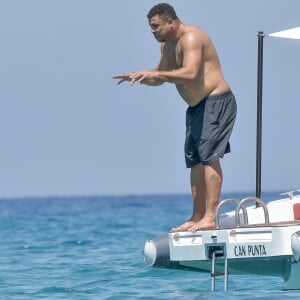 Exclusif - L'ancien footballeur brésilien Ronaldo Luis Nazario de Lima et sa compagne Celina Locks passent leurs vacances sur un yacht à Ibiza, Espagne, le 5 août 2017.