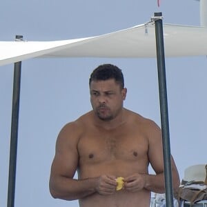 Exclusif - L'ancien footballeur brésilien Ronaldo Luis Nazario de Lima et sa compagne Celina Locks passent leurs vacances sur un yacht à Ibiza, Espagne, le 5 août 2017.