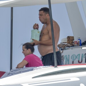 Exclusif - L'ancien footballeur brésilien Ronaldo Luis Nazario de Lima et sa compagne Celina Locks passent leurs vacances sur un yacht à Ibiza, Espagne, le 5 août 2017.
