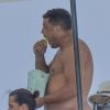 Exclusif - L'ancien footballeur brésilien Ronaldo Luis Nazario de Lima, paquet de chips à la main, sur un yacht à Ibiza, Espagne, le 5 août 2017.
