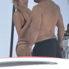Exclusif - L'ancien footballeur brésilien Ronaldo Luis Nazario de Lima et sa compagne Celina Locks passent leurs vacances sur un yacht à Ibiza, Espagne, le 5 août 2017.