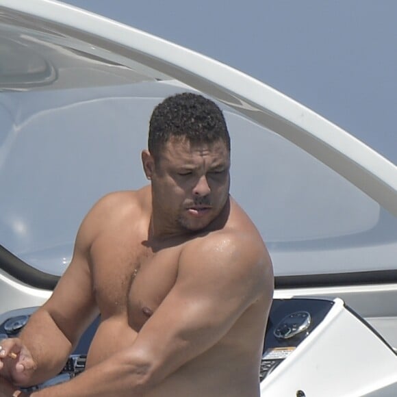 Exclusif - L'ancien footballeur brésilien Ronaldo Luis Nazario de Lima et sa compagne Celina Locks passent leurs vacances sur un yacht à Ibiza, Espagne, le 5 août 2017.