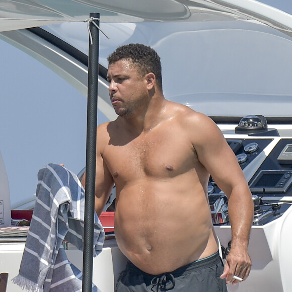 Exclusif - L'ancien footballeur brésilien Ronaldo Luis Nazario de Lima et sa compagne Celina Locks passent leurs vacances sur un yacht à Ibiza, Espagne, le 5 août 2017.