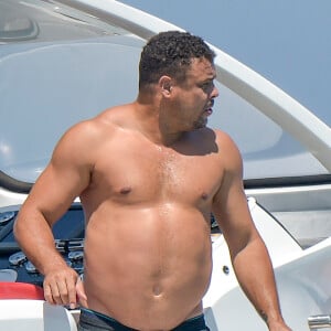 Exclusif - L'ancien footballeur brésilien Ronaldo Luis Nazario de Lima et sa compagne Celina Locks passent leurs vacances sur un yacht à Ibiza, Espagne, le 5 août 2017.