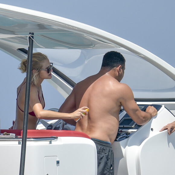 Exclusif - L'ancien footballeur brésilien Ronaldo Luis Nazario de Lima et sa compagne Celina Locks passent leurs vacances sur un yacht à Ibiza, Espagne, le 5 août 2017.