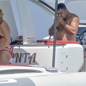 Exclusif - L'ancien footballeur brésilien Ronaldo Luis Nazario de Lima et sa compagne Celina Locks passent leurs vacances sur un yacht à Ibiza, Espagne, le 5 août 2017.