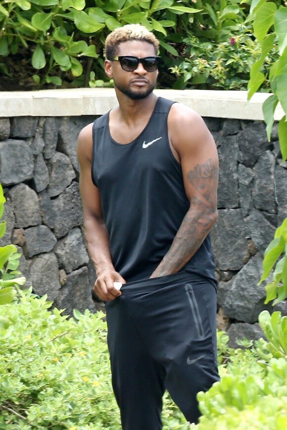 Usher fait du paddle en vacances avec des amis à Hawaii, le 9 mai 2017