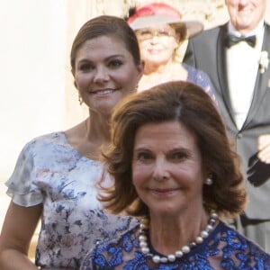 La princesse Victoria et la reine Silvia de Suède assistaient le 7 août 2017 au mariage d'Helena Sommerlath, nièce de Silvia, et de son compagnon Ian Martin, en la cathédrale de Palma de Majorque.