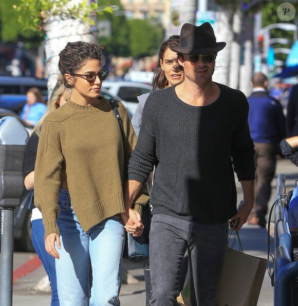 Exclusif - Nikki Reed et son mari Ian Somerhalder se promènent main dans la main dans la rue à Beverly Hills, le 21 novembre 2016.
