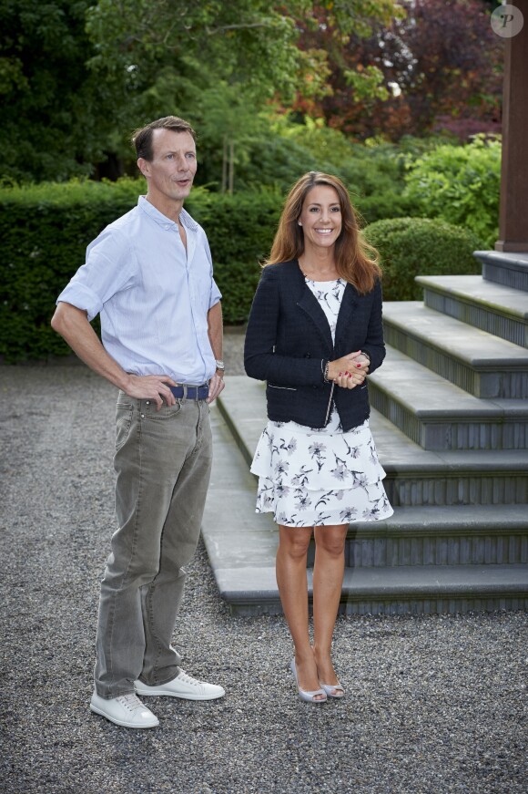 Le prince Joachim et la princesse Marie de Danemark lors du départ de leur fille Athena pour sa première rentrée des classes. La princesse Athena de Danemark, 5 ans, faisait le 11 août 2017 sa rentrée des classes au niveau 0 à l'école des soeurs de Saint-Joseph (Sct. Joseph Søstrenes Skole) à Ordrup, au nord de Copenhague. 