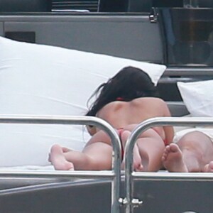 Exclusif - Cristiano Ronaldo et sa compagne Georgina Rodriguez, enceinte, lors d'une escapade en amoureux sur un yacht au large de l'île d'Ibiza, le 25 juillet 2017.