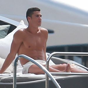 Exclusif - Cristiano Ronaldo et sa compagne Georgina Rodriguez, enceinte, lors d'une escapade en amoureux sur un yacht au large de l'île d'Ibiza, le 25 juillet 2017.