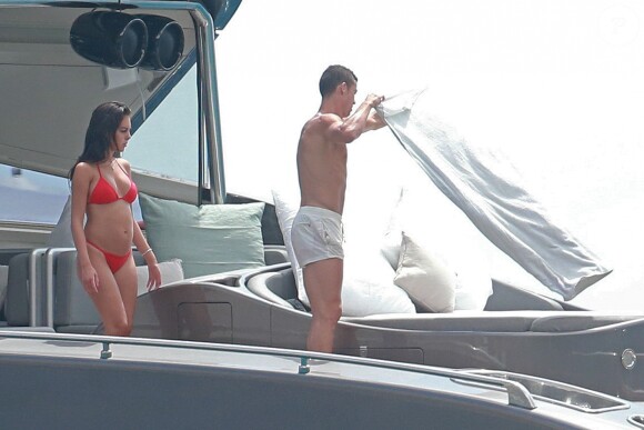 Exclusif - Cristiano Ronaldo et sa compagne Georgina Rodriguez, enceinte, lors d'une escapade en amoureux sur un yacht au large de l'île d'Ibiza, le 25 juillet 2017.