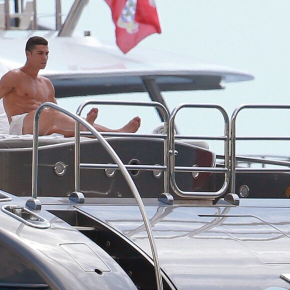 Exclusif - Cristiano Ronaldo et sa compagne Georgina Rodriguez, enceinte, lors d'une escapade en amoureux sur un yacht au large de l'île d'Ibiza, le 25 juillet 2017.